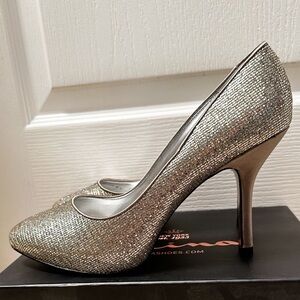 BRAND NEW Nina Zelda Holiday Silver Glitter Pump Heels Size 10
